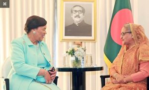 যুক্তরাজ্য সফররত প্রধানমন্ত্রী শেখ হাসিনার সঙ্গে আজ সকালে লন্ডনের ক্ল্যারিজ হোটেলের সভা কক্ষে সাবেক ব্রিটিশ প্রধানমন্ত্রী টনি ব্লেয়ার সৌজন্য সাক্ষাৎ করেন।